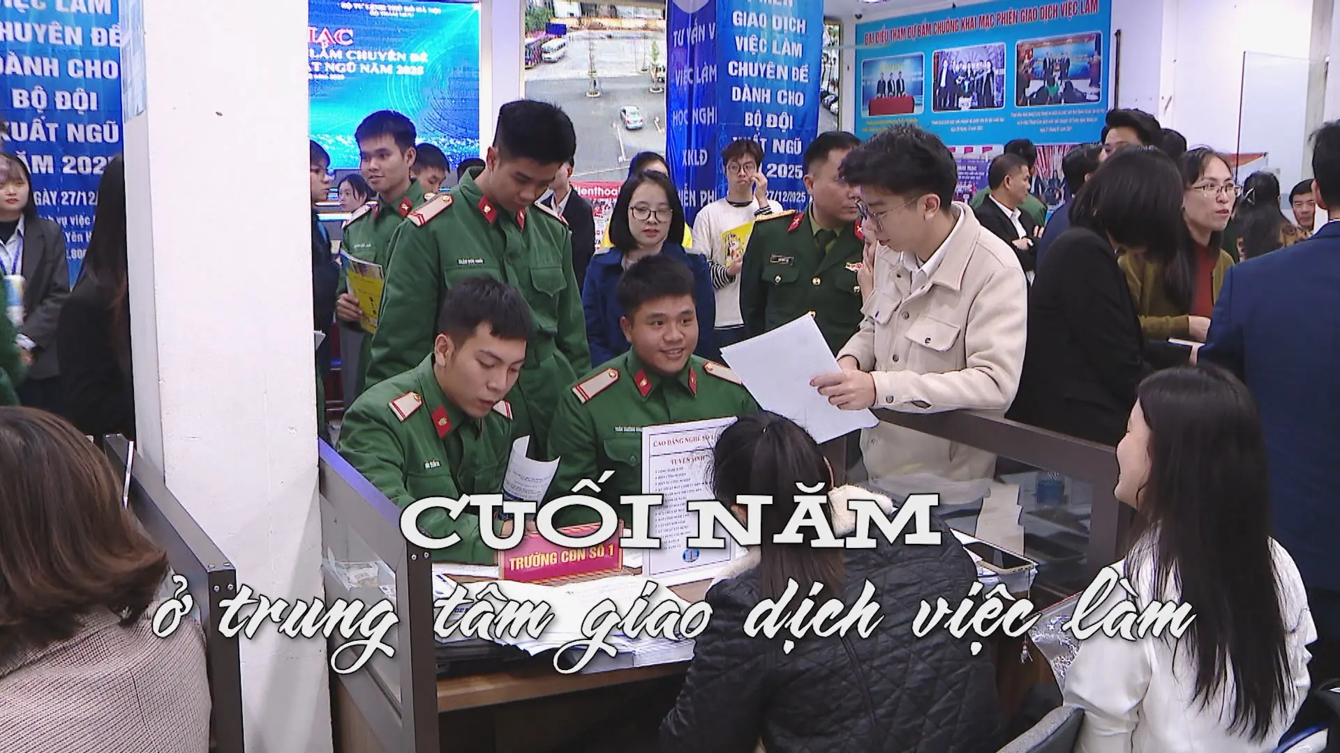 Cuối năm ở trung tâm giao dịch việc làm | Nhịp sống Hà Nội | 31/12/2025